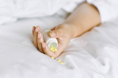 Aşırı dozda uyuşturucudan intihar eden depresyondaki kadın uykusuzluk sorunu ve uyku hapı bağımlılığından muzdarip..