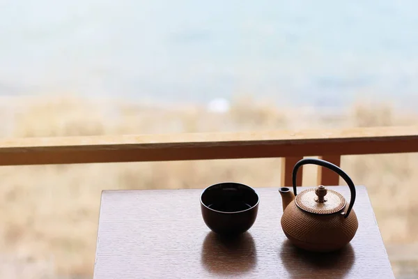 Té tradicional japonés, tiempo de relajación con bebida favorita, taza de té verde caliente y tetera que sirve en paz momento tranquilo con hermosa vista del paisaje . — Foto de Stock