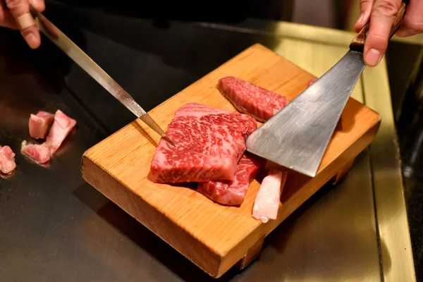 Wagyu rundvlees biefstuk, Chef presenteren de luxe A5 rang kobe vlees op snijplank, Premium fijnste keuken diner. — Stockfoto