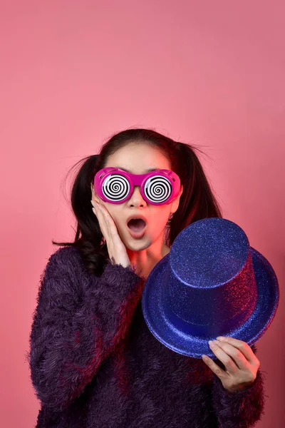 Förvånad asiatisk kvinna, Skrik flicka bär roliga glasögon på isolerad rosa bakgrund, Wow ansikte känslor med kopiera utrymme för reklam. — Stockfoto