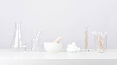 Havan topu ve tokmaklı bilimsel laboratuar vitrinleri, Tıbbi araştırma ve geliştirme konsepti, Panoramik başlık pankartı.