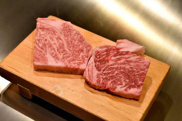 Filete Ternera Wagyu Chef Presenta Lujosa Carne Kobe Grado Tabla — Foto de Stock