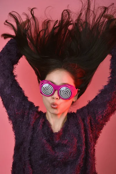 Glädjande Asiatisk Kvinna Spännande Flicka Bär Roliga Glasögon Isolerad Rosa — Stockfoto