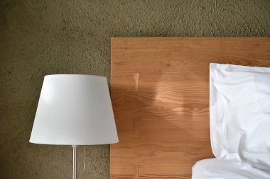 Modern ve tavan arası yatak odası, yatak başlığı ve gece lambasını kapat..