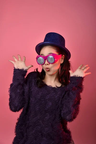 Förvånad Asiatisk Kvinna Skrik Flicka Bär Roliga Glasögon Isolerad Rosa — Stockfoto