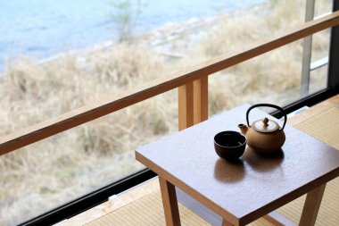 Geleneksel Japon çayı, favori içecekle dinlenme zamanı, bir fincan sıcak yeşil çay ve çaydanlık huzur dolu, huzurlu manzaralı bir an..