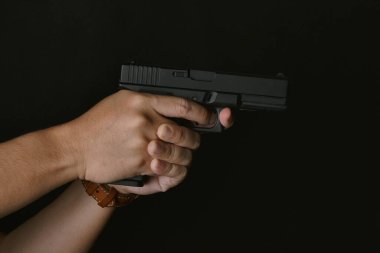 9 mm 'lik tabancalı katil, kurban, silah ve şiddet suçu konseptini soymayı bekliyor..