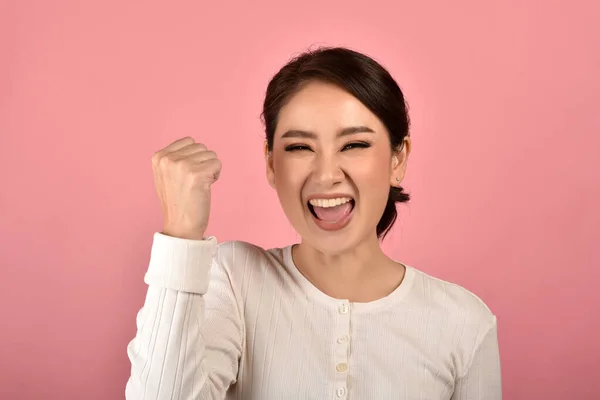 Aziatische Vrouw Gevoel Gelukkig Enthousiast Bereiken Succes Roze Achtergrond Portret — Stockfoto
