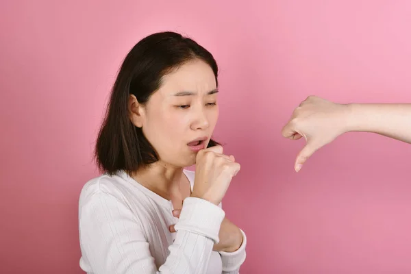 Asiatisk Kvinna Har Ont Halsen Allergi Och Hosta Silkespapper Nysningar — Stockfoto