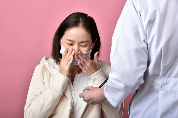 Asiatisk Kvinna Har Halsont Allergi Och Hosta Ansiktet Mask Nysningar — Stockfoto
