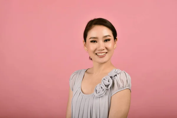 Азійська Жінка Відпочиває Рожевому Фоні Портрет Щасливої Усміхненої Жінки Середнього — стокове фото