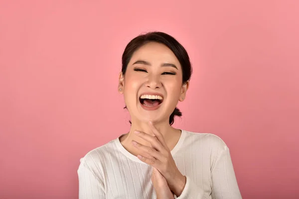 Asyalı Bir Kadın Pembe Arka Planda Gülüyor Eğleniyor Orta Yaşlı — Stok fotoğraf
