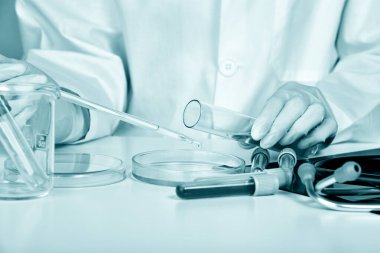 Hastane laboratuvarında kan testi, Coronavirus hastalığı salgını, aşı ve Covid-19 salgını için yeni ilaç araştırması, sağlık ekipmanları kontrolü.