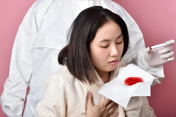 Positivt Coronavirus Blodprov Asiatisk Kvinna Har Chockat Sjukdom Blod Screeningresultat — Stockfoto
