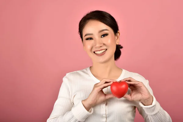 Ніжна Азіатка Тримає Червоне Серце Щаслива Усміхнена Дівчина Показує Знак — стокове фото