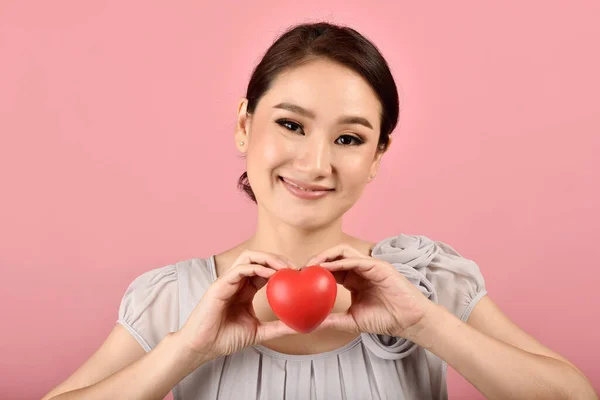 Kırmızı Kalp Tutan Nazik Asyalı Kadın Desteklemek Cesaretlendirmek Için Aşk — Stok fotoğraf