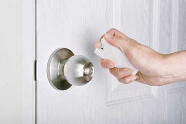 Alkol spreyi dezenfektanı, temizleme kapı kolu koronavirüsün yayılmasını önler, dokunmadan önce kamu yüzeyini dezenfekte eder, Covid-19 grip salgını salgını elle bulaşır..