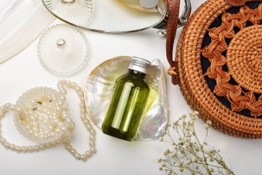 Deniz sedef özlü kozmetik şişe kapları, organik markalaştırma için boş etiket, doğal cilt bakımı ürün konsepti.