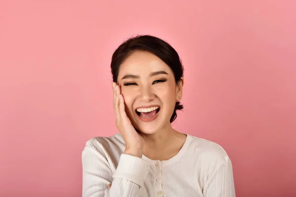 Азійка Сміється Насолоджується Рожевим Фоном Портрет Щасливої Усміхненої Жінки Середнього — стокове фото