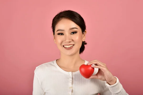 Ніжна Азіатка Тримає Червоне Серце Щаслива Усміхнена Дівчина Показує Знак — стокове фото
