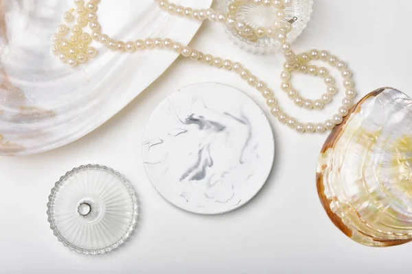 产品展示平铺用于模拟展示 珍珠及海洋萃取精华背景用于护肤或化妆品 道具摊位销售产品 — 图库照片