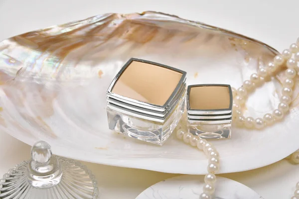 含海洋珍珠提取精华的化妆品瓶容器 有机品牌模型空白标签 天然护肤美容产品概念 — 图库照片