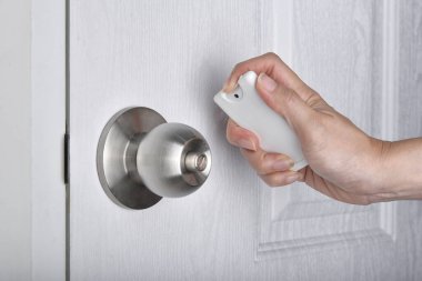 Alkol spreyi dezenfektanı, temizleme kapı kolu koronavirüsün yayılmasını önler, dokunmadan önce kamu yüzeyini dezenfekte eder, Covid-19 grip salgını salgını elle bulaşır..