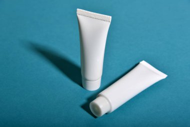 Gölge ve ışık efektiyle paketlenmiş kozmetik şişe kapları, organik markalaştırma için boş etiket, doğal cilt bakımı ürün konsepti.