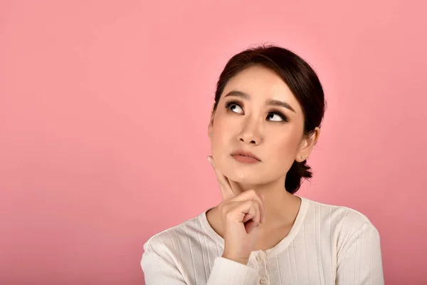 Mujer Asiática Pensando Fondo Rosa Aislado Retrato Expresión Cara Niña — Foto de Stock