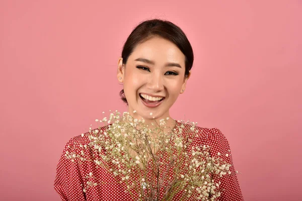 Азійка Радіє Отримала Чудовий Букет Квітів Портрет Щасливої Усміхненої Жінки — стокове фото