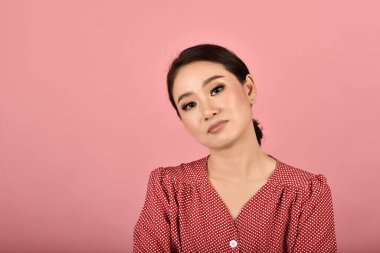 Asyalı kadın üzgün ve hayal kırıklığına uğramış, kız sıkıntısı ve dedikodu, yüz ifadesi ve vücut jesti hakkında sinir krizi geçiriyor..