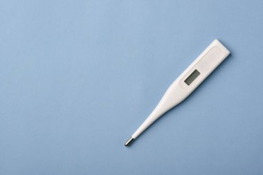 Mavi arka planda dijital termometre, hasta ve yüksek ateş, tıbbi termometre.