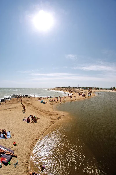 Spiaggia cittadina con villeggianti. Berdyansk, Ucraina — Foto Stock