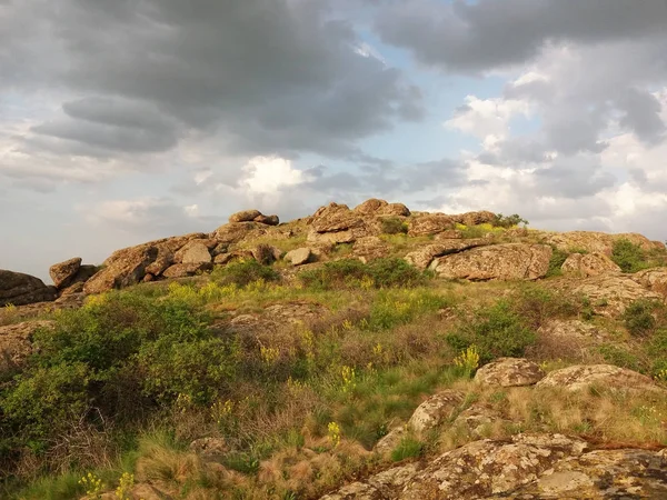 Dağlardaki güzel bahar manzarası