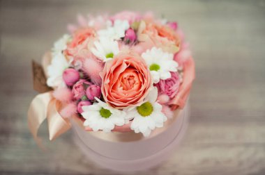 Büyüleyici papatya ve güllerle dolu yuvarlak kutu. Bu çiçekli hediye zarif çiçeklerin hoş bir karışımını sergiliyor, zarif ve düşünceli bir sunumda sevgi ve takdiri iletmek için mükemmel.