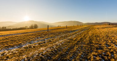 Захід сонця над горами