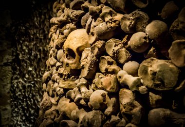 Kafatasları ve kemikleri Kabir evinden