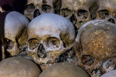 Kafatasları ve kemikleri Kabir evinden