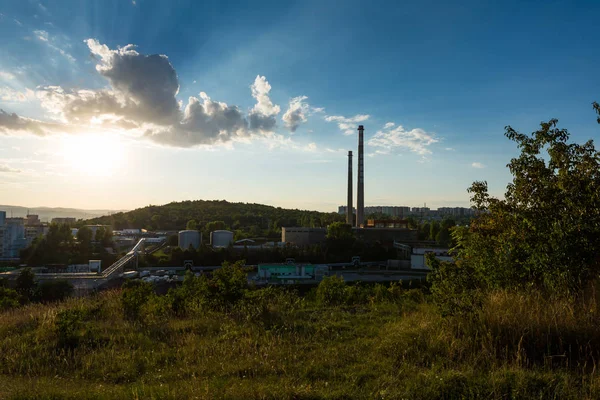 Naplemente felett a kéménybe, vegyipar — Stock Fotó