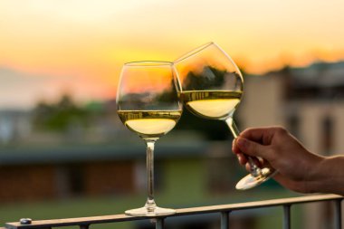 Gün batımı arka plan ile bardaklarda şarap