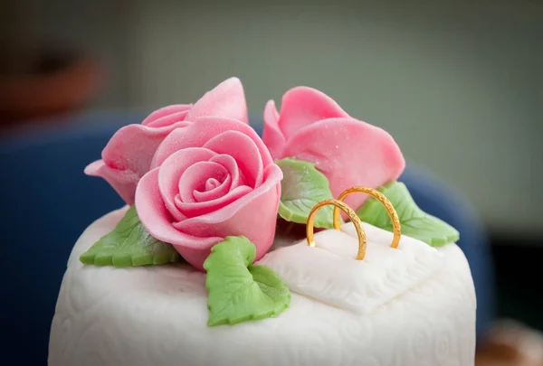 有玫瑰的白色结婚蛋糕 — 图库照片