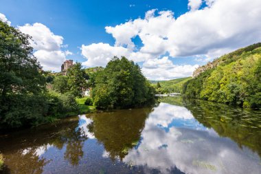 Su, bulutlar, orman, ağaçların yansıması ile manzara