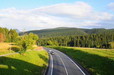 Dağlar Tatra yatay yeşil orman, mavi bulutlar ve çayır. Orta yol