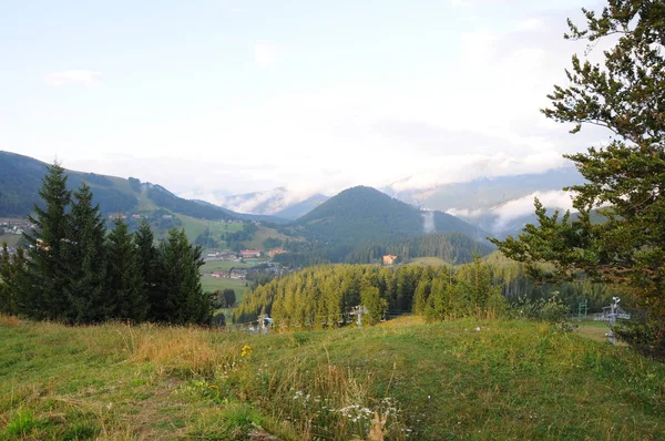Berge Tatra-Landschaft mit grünem Wald, blauen Wolken und Wiese — Stockfoto