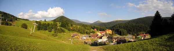 Montañas Tatra paisaje con bosque verde, nubes azules y prado — Foto de Stock