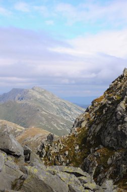 Tatra Dağları yeşil çim ve beyaz bulutlar ile panorama manzara. Slovakya Milli Parkı.