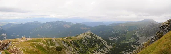 Tatra mountains landscape panorama with green grass and white clouds. Slovakia national park. — Stock Photo, Image