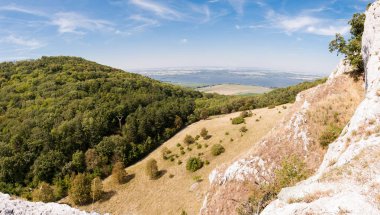 Rock peyzaj çim ve mavi gökyüzü ile