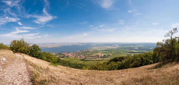 Küçük bir köy, mavi gökyüzü, tarım ve şarap yakın bağ