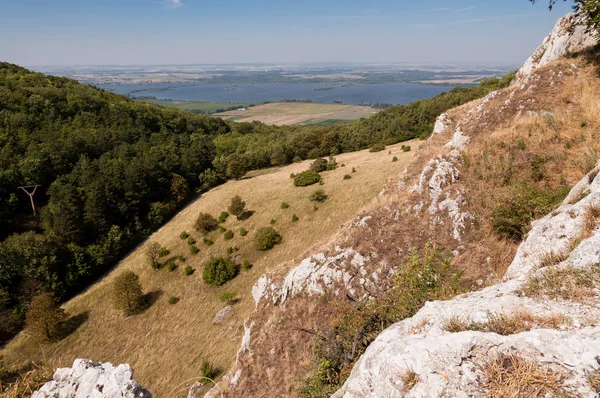 Rock peyzaj çim ve mavi gökyüzü ile